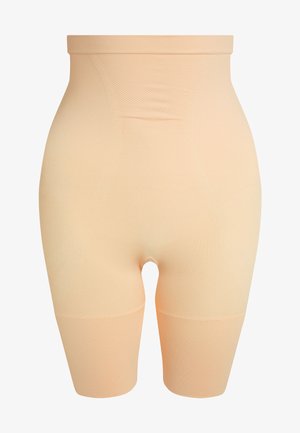 Kūno spalvos formuojančios šortai, pagaminti iš lygaus, tamprios medžiagos, su aukštu liemeniu, stiprintomis siūlėmis ir vidutinio ilgio iki šlaunų.