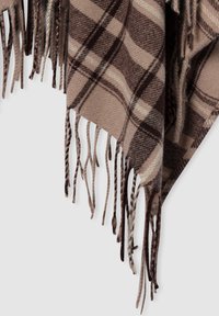 Brązowy i beżowy szal w kratę, wykonany z miękkiego materiału, z frędzlami na brzegach i przyjemną w dotyku fakturą, zapewniającą ciepło.