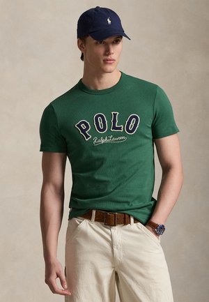 CUSTOM SLIM FIT WESTERN-LOGO T-SHIRT - Nyomott mintás póló - verano green