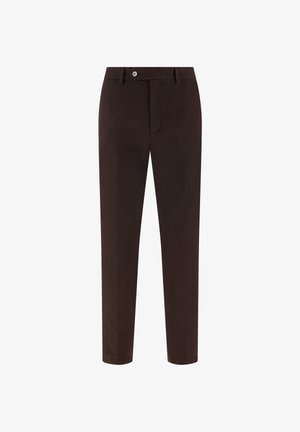 Ciemnobrązowe, dopasowane spodnie z szlufkami na pasek, zapinane z przodu na guziki i suwak, o prostym kroju nogawek.