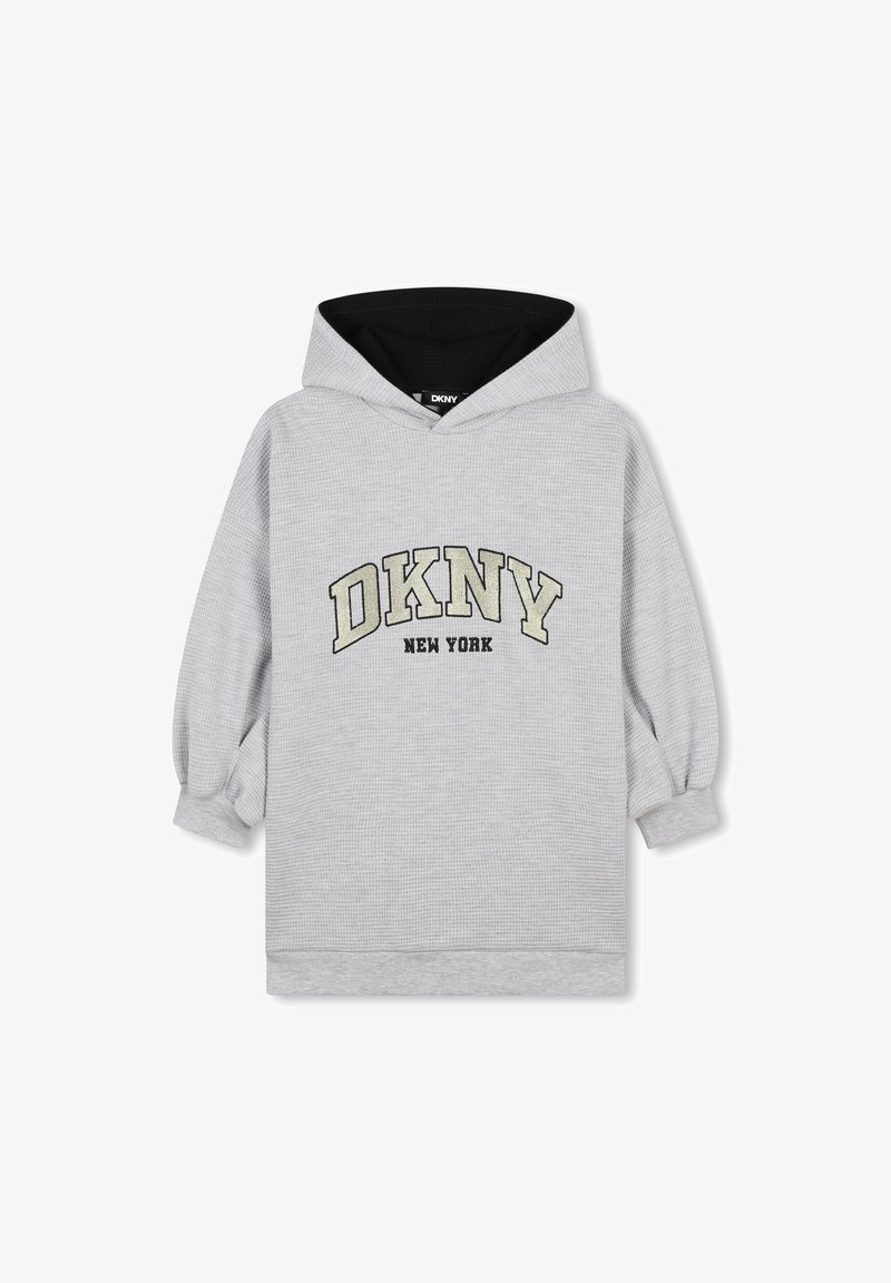 Sweat à capuche gris avec une texture gaufrée, design oversize, intérieur de capuche noir, arborant "DKNY" et "NEW YORK" en broderie contrastante.