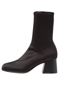 Monki Klassiset nilkkurit - black