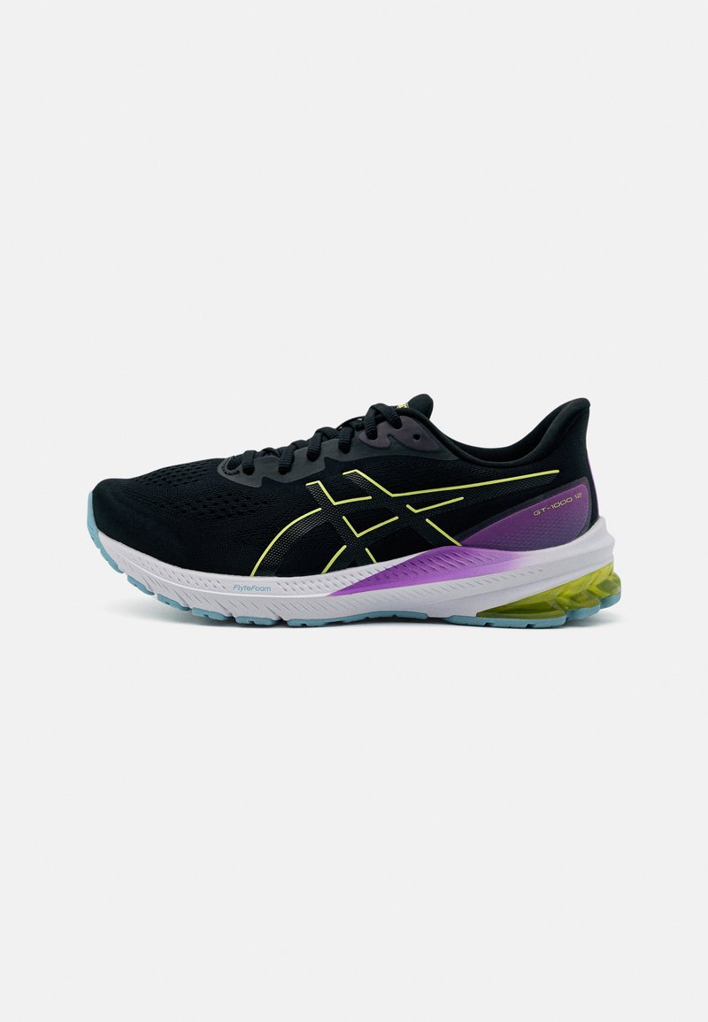 Zapatilla de correr negra con parte superior de malla, detalles amarillos, talón morado y entresuela blanca que cuenta con tecnología FlyteFoam, diseñada para la comodidad y el soporte.