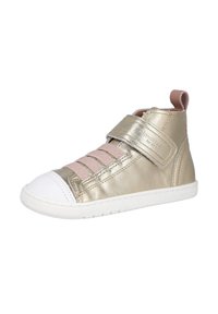 Zapatilla deportiva de caña alta de color dorado metálico con puntera de goma blanca, cordones elásticos rosas y correa ajustable de velcro. Textura lisa con forma redondeada.