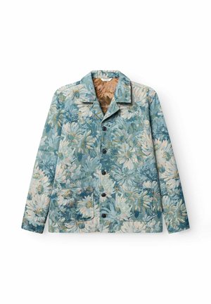Modrá a béžová bunda s květinovým vzorem, zapínáním na knoflíky, dvěma předními kapsami a výstřihem s klopami, položena na plochu na bílém pozadí.