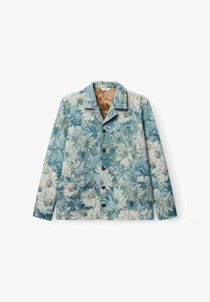 Blå og beige jakke med blomsterprint, knaplukning, to forlommer og en reverskrave, vist fladt på en hvid baggrund.