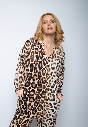 Leopardenmuster-Pyjamaset mit einem kragenlosen Oberteil in lockerer Passform, langen Ärmeln und kontrastierenden orangen Bündchen. Aus glattem, leichtem Stoff.