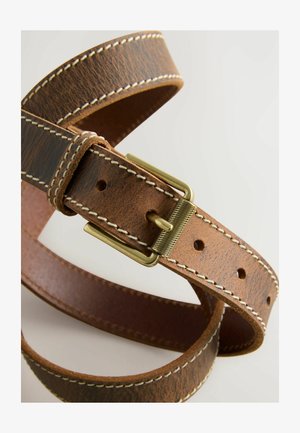 Brązowy skórzany pasek z kontrastującym białym przeszyciem i mosiężną klamrą. Posiada teksturowaną powierzchnię oraz wiele otworów do regulacji.