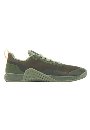 Zapatilla deportiva de perfil bajo en verde oliva con suela texturizada, cierre de cordones y pestaña naranja en el talón.