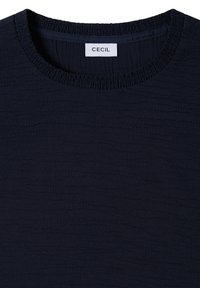 Granatowy top z krótkim rękawem wykonany z tkaniny o fakturze i marszczonym dekoltem. Metka z nazwą marki "CECIL" umieszczona na środku kołnierzyka.