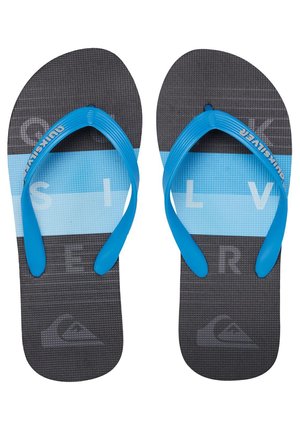 Sorte flip-flops med blå gummistropper. Sandalsålene har en tekstureret overflade og et vandret blåt bånd med hvid skrift.