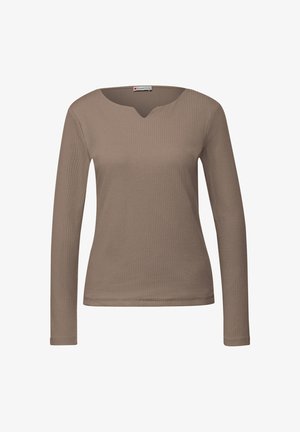 Brązowa bluzka z długim rękawem o prążkowanej fakturze i dekolcie w kształcie litery V. Charakteryzuje się prostym krojem i wydaje się być wykonana z miękkiego, elastycznego materiału.