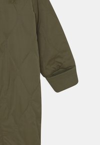 Oliwkowa pikowana kurtka z prążkowanym mankietem i falistym wzorem na szwach, wykonana z lekkiego materiału syntetycznego.