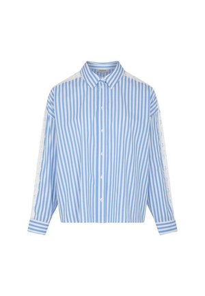Camisa de manga larga con botones, con rayas verticales azules y blancas y detalle de encaje a lo largo de las mangas.