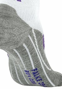 Calcetín gris y blanco con textura en relieve, soporte en el arco y logo púrpura. Diseño de acolchado distintivo cerca de los dedos y el talón.