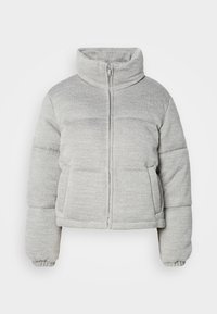 Lys grå polstret jakke med høj krave, frontlynlås, sidelommer og elastiske manchetter, vist mod en hvid baggrund.