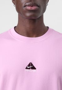 Nike ACG TEE LUNGS - Basic T-shirt - beyond pink