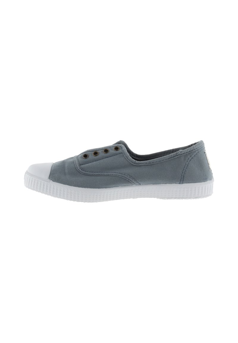 Grå lærred slip-on sko med en hvid gummitåhætte, lufthuller til ventilation og en tekstureret hvid sål.