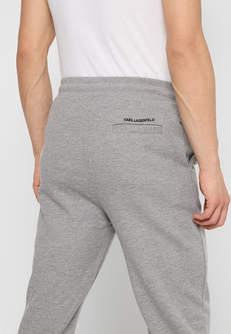 Pantalones de chándal grises hechos de una suave mezcla de algodón, que cuentan con una cinturilla elástica y un bolsillo trasero con el logo de "Karl Lagerfeld".