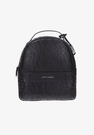 Zaino in pelle sintetica nera con marchio impresso, maniglia singola superiore e chiusura con zip. Presenta accessori in metallo argentato e superficie testurizzata.