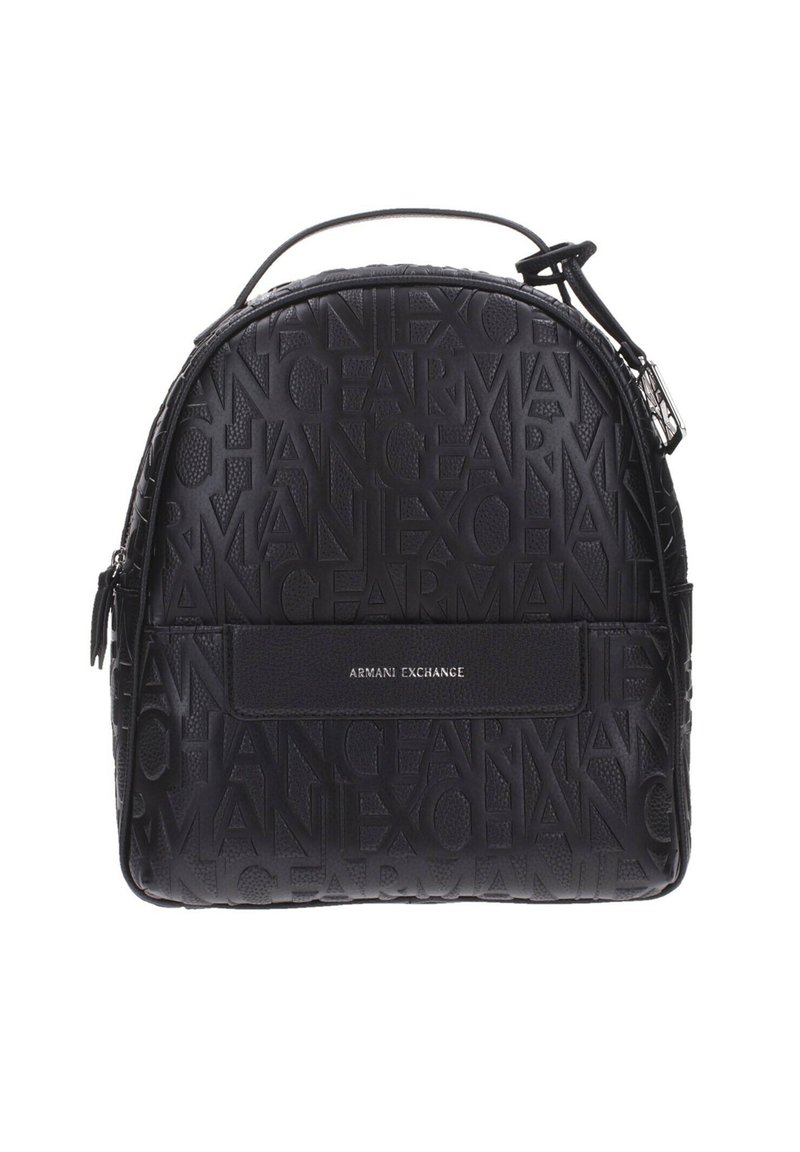Zaino in pelle sintetica nera con marchio impresso, maniglia singola superiore e chiusura con zip. Presenta accessori in metallo argentato e superficie testurizzata.