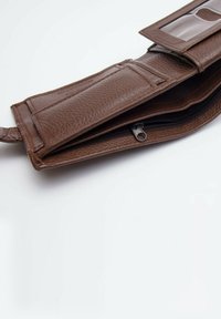 Portafoglio in pelle marrone con una superficie testurizzata, molteplici scomparti, chiusura con zip e finestra trasparente per l'ID.
