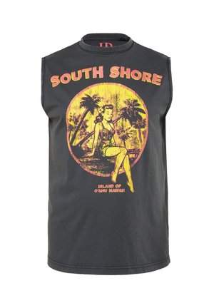 Maglietta nera senza maniche con grafica in stile vintage di una donna seduta vicino a palme, testo "South Shore" e "Isola di Oahu Hawaii."