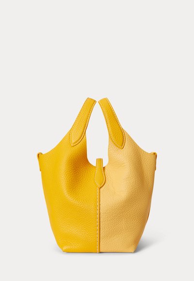Tofarvet gul lædertaske med struktureret overflade, rund bund og korte håndtag, der danner en åben kløft i midten øverst.
