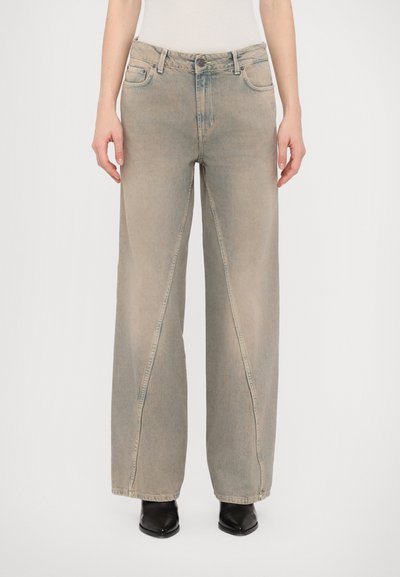 Lys grå bredbenede jeans med høj talje, som har forlommer og en falmet tekstur. Designet med en diskret diagonal syning.
