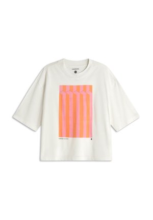 T-shirt surdimensionné blanc en coton, avec un design graphique comprenant des rayures verticales roses et orange sur le devant.