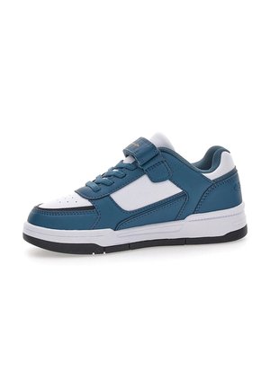 Blau-weißer Sportschuh mit einer glatten Leder- und Mesh-Oberfläche, flacher Sohle, runder Spitze, Schnürverschluss und verstellbarem Riemen.