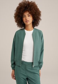 WE Fashion Bomber stiliaus striukė - green