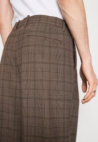 AllSaints HOBART TROUSER - Stoffhose - stone white