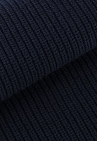 Tessuto a maglia blu navy con una texture a coste, caratterizzato da strisce verticali e una finitura morbida e leggermente pelosa. Adatto per vari capi di abbigliamento.