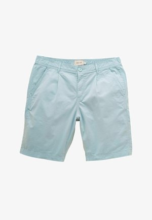 Ansicht von hinten auf hellblaue Shorts mit geknöpfter Gesäßtasche und "Joules"-Markenlogo, getragen zu einem marineblau-rosa gestreiften Hemd.