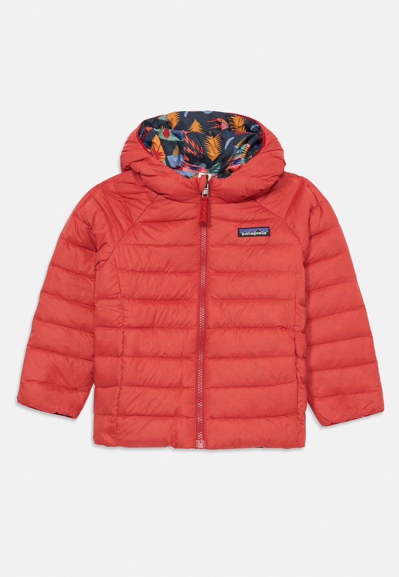 Rød dunjakke med hette, med horisontale quiltede mønstre, en glidelås foran, og et fargerikt blomstertrykk på innsiden.