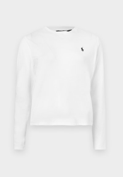 Λευκό μακρυμάνικο πουκάμισο με στρογγυλή λαιμόκοψη και μικρό μαύρο κεντητό λογότυπο παίκτη πόλο στο αριστερό στήθος.