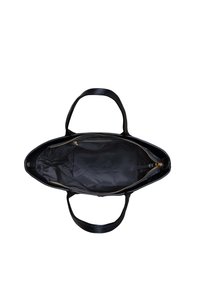 Sac à main en cuir noir avec une texture lisse, de forme ovale, deux poignées et une fermeture éclair. L'intérieur est doté d'une doublure en tissu sombre avec des poches.