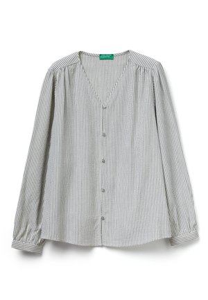 Pruhovaná halenka s knoflíky z lehkého materiálu. Výstřih do V, dlouhé rukávy se staženými manžetami, s vertikálními černobílými pruhy.