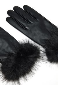 Guantes de cuero negro con un suave puño de piel de pelo negro. Los guantes tienen un diseño elegante con cinco dedos y una textura suave.