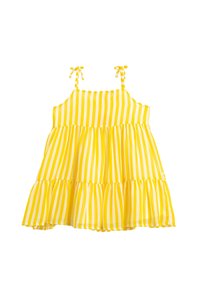 Vestido sin mangas de rayas verticales amarillas y blancas con falda en capas y tirantes atados, diseñado para una niña.
