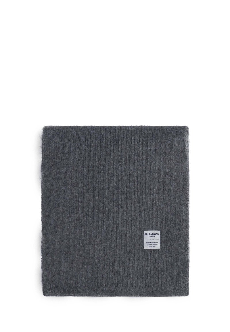 Bufanda de punto acanalado gris hecha de material suave, con una pequeña etiqueta de marca blanca en una esquina. Forma rectangular con un aspecto texturizado.