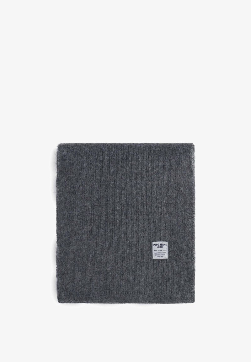 Bufanda de punto acanalado gris hecha de material suave, con una pequeña etiqueta de marca blanca en una esquina. Forma rectangular con un aspecto texturizado.