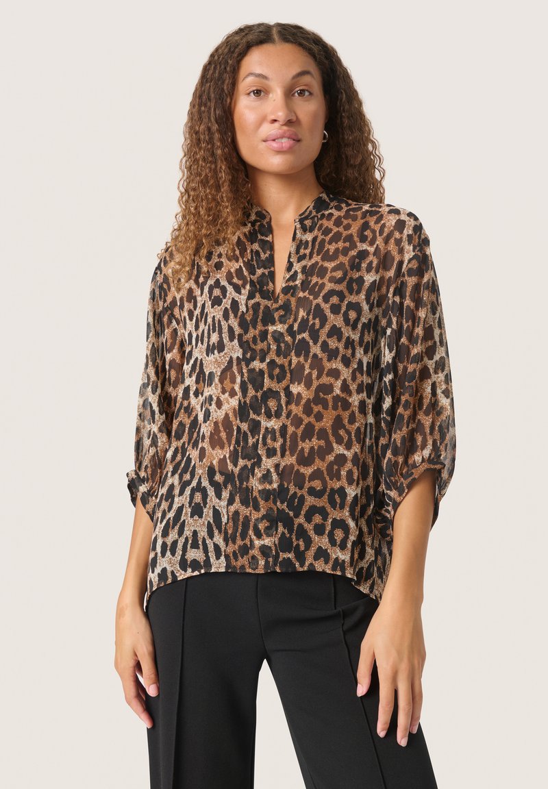 Leopardprint bluse i brun, sort og tan, med knaplukning, trekvartærmer og en afslappet pasform.
