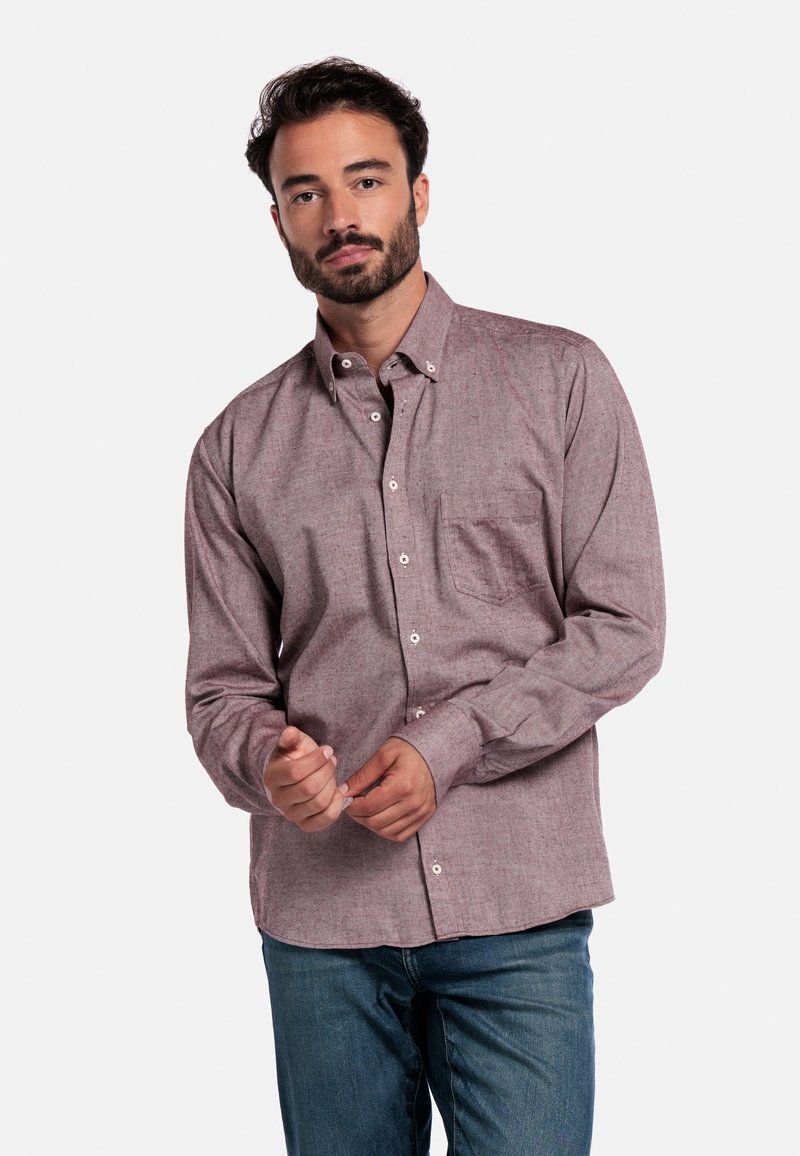 Lange mouwen, overhemd met knopen in een gedempt rode kleur met een subtiele textuur, voorzien van een borstzak en witte knopen. Draag het met denim jeans.