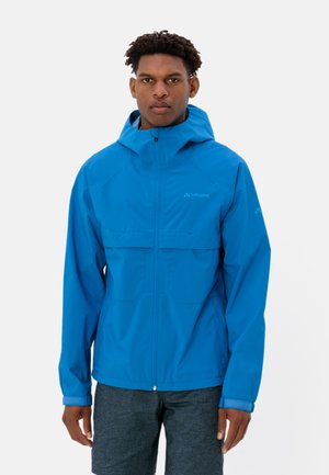 Blauwe waterdichte jas met een capuchon, twee voorkeurszakken en lange mouwen. Heeft een gladde textuur en minimale branding op de borst.