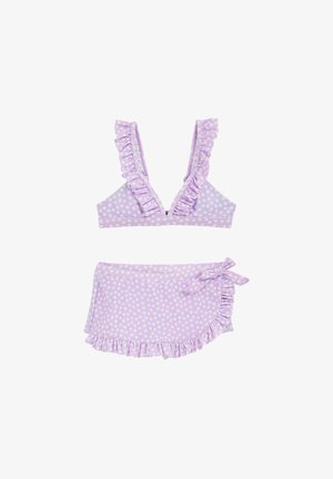 Divdaļīgs peldkostīms lavandas krāsā ar mazu baltu ziedu rakstu. Augšdaļai ir drapētas siksnas; apakšdaļai ir drapēts mali un sānu glamurs.