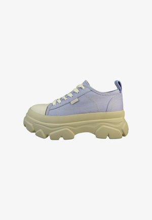Hellblaue Leinensneaker mit einer dicken cremefarbenen Sohle, runder Zehenpartie und strukturierten Akzenten. Verfügt über weiße Schnürsenkel und ein kleines Markenetikett.