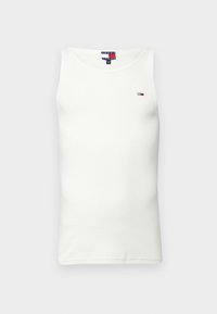 Top sin mangas de algodón blanco con un escote redondeado, que cuenta con un pequeño parche con el logotipo en rojo, blanco y azul en el lado izquierdo del pecho.