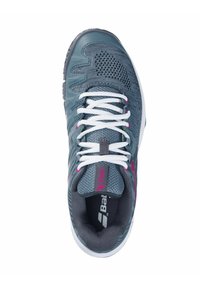 Chaussure de sport avec un dessus en tricot gris et des accents gris foncé. Comprend des lacets blancs, des détails roses et une semelle en caoutchouc avec un motif texturé.